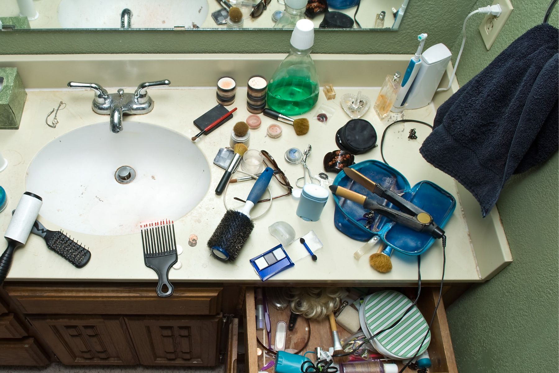the ideal order for decluttering is to start in the bathroom